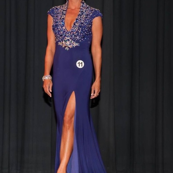 Show stopper MacDuggal Gown - Picture 2 of 7